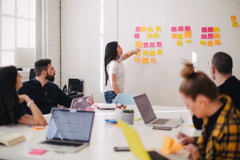 Echipă colaborând pe o strategie educațională