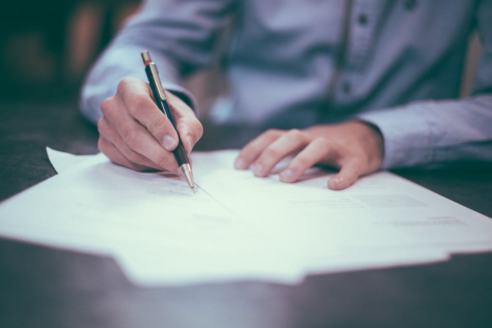 Persoană care notează un plan financiar