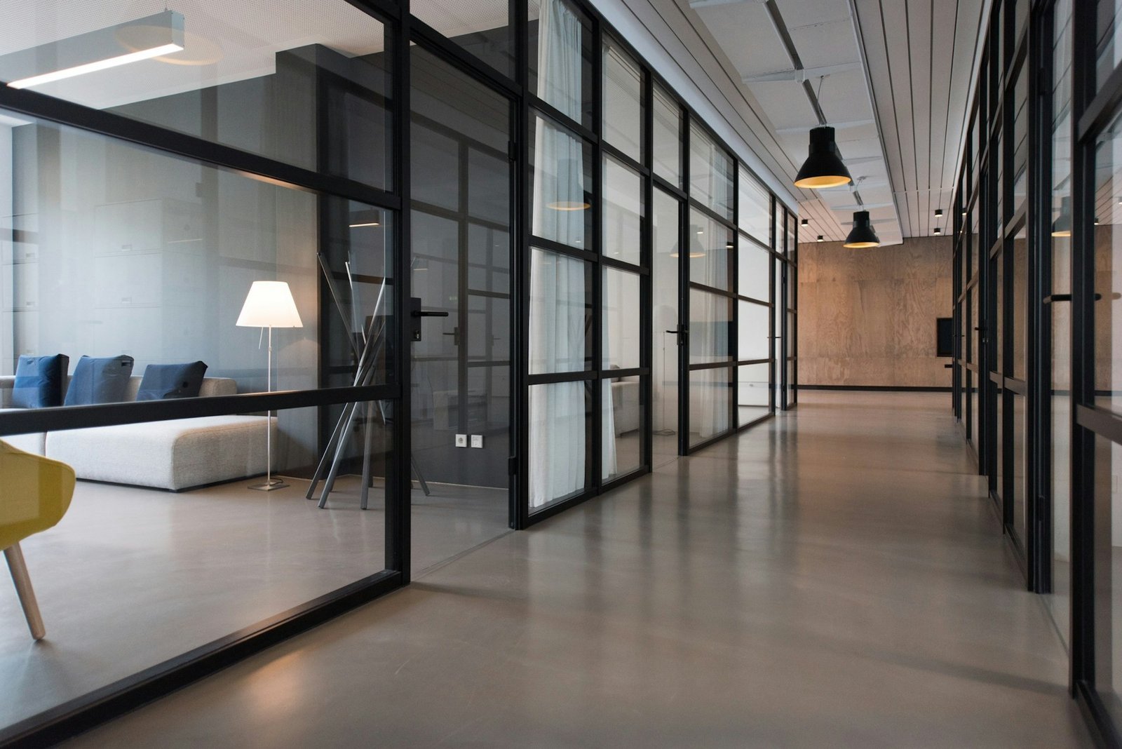 Interior de birou modern și luminos